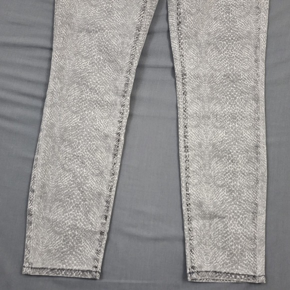 Universal Thread Women High Rise Skinny Jeans Snake Print Size 10 30 Y2K - Picture 3 of 12